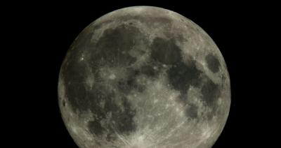 Cientistas da NASA revelam que sombras de rochas na Lua podem esconder água