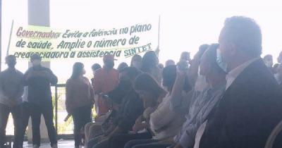 Carlesse se depara com protesto em Araguaína por causa de plano de saúde e responde
