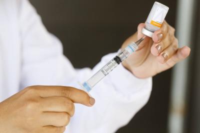 Vacinação completa é chave para evitar danos da variante delta, dizem órgãos europeus