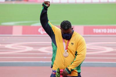 Thiago Paulino protesta no pódio das Paralimpíadas após ter ouro revogado