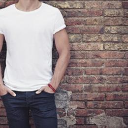 5 Maneiras estilosas dos homens usarem uma camiseta 