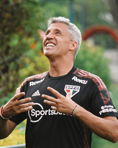 Direção do São Paulo vai a público e diz que Crespo seguirá no cargo depois do jogo contra o Fortaleza