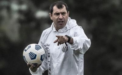 “O técnico gostou”; defensor chama atenção de Fábio Carille e pode ser comprado pelo Santos a partir de dez...