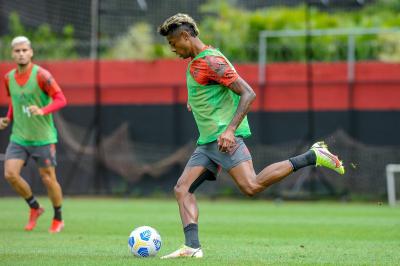 Escalação do Flamengo: Bruno Henrique volta a treinar com elenco e fica perto de retorno