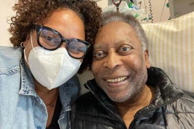Filha de Pelé publica foto com ex-jogador, que está em semi-intensiva de hospital