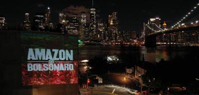Projeções na cidade de Nova York denunciam Bolsonaro e a destruição da Amazônia