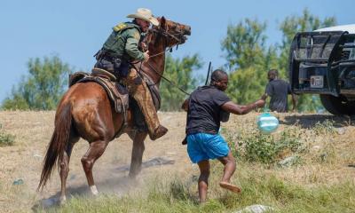 Guarda de fronteira americano usa rédea de cavalo para perseguir imigrantes haitianos