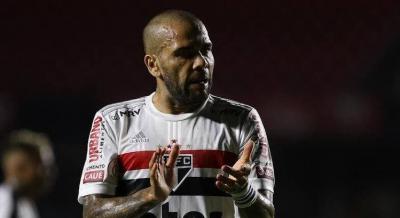 Daniel Alves pede garantias financeiras ao Fluminense