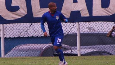 Filho de Marcelinho Carioca 'ofusca' 3º jogo de MC Livinho, faz gol à la Zico e salva o São Caetano