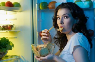 Dormir pouco engorda: maus hábitos de sono levam a comer mal