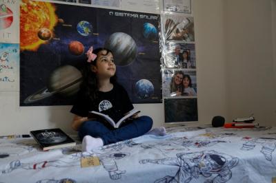 Menina de oito anos caça asteroides com seu computador no céu de Fortaleza