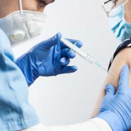 Ao não se vacinar o risco de pegar Covid aumenta em quase cinco vezes 