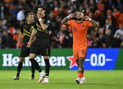 Holanda goleia Gibraltar, e Turquia mantém sonho de ir à Copa após vencer com gol no último minuto