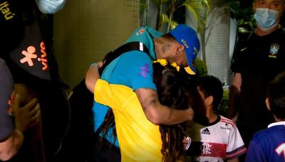 Garota reencontra Neymar em Manaus e vai aos prantos: 