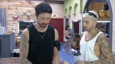 Gui Araujo e Rico reclamam de maquiagem na pia da cozinha