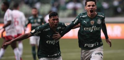 Palmeiras vence o Inter com gol de pênalti e encerra jejum de sete jogos