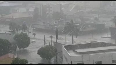 VÍDEOS E FOTOS: Chuva em Uberlândia neste domingo tem granizo e alagamentos de ruas e avenidas