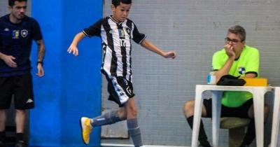 Neto de Jairzinho sonha em ser jogador e já atua no futsal do Botafogo