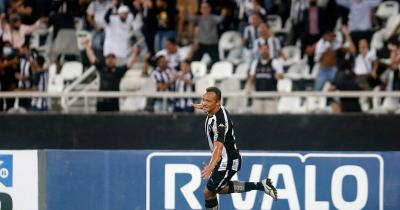 Recém-contratado, Carlinhos se iguala como lateral com mais participações em gols no Botafogo