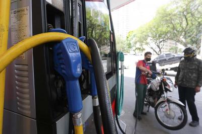 Com cortes da Petrobras, distribuidoras estudam importar combustíveis – e repassar o custo