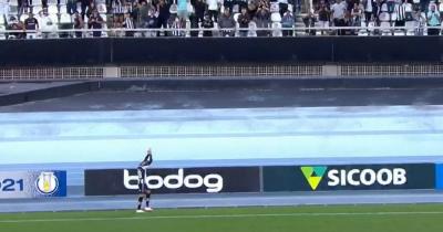 Pedido para renovar: torcida do Botafogo grita ‘fica, Navarro’ após segundo gol do atacante sobre