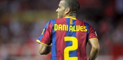 Daniel Alves acompanha vitória do Barcelona e admite: 'Sinto falta'