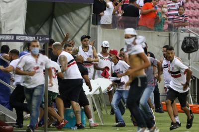 Por invasão de campo em eliminação do Santa, CBF ameaça retirar jogos de Pernambuco