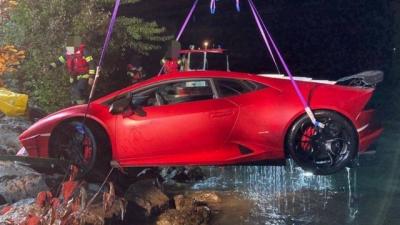 Homem confunde acelerador com freio em uma Lamborghini e vai parar em lago