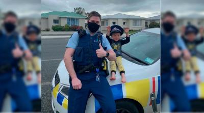 Criança de 4 anos liga para polícia na Nova Zelândia e diz que tem brinquedos para eles