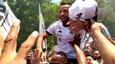 Torcida faz festa no CT e carrega jogadores do Vasco antes do embarque para Recife