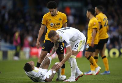 Raphinha sofre lesão séria em empate do Leeds; Richarlison marca, mas Everton perde em casa