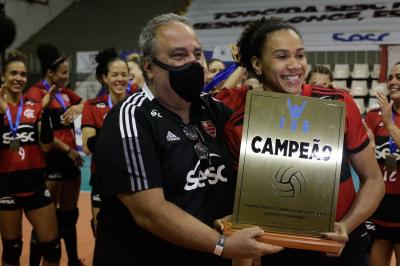 Juciely levanta taça pela 1ª vez como capitã do Sesc-Flamengo: 