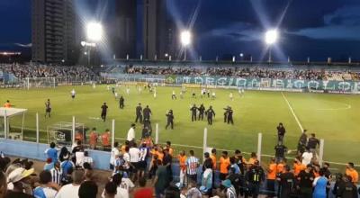 Vídeos: torcedores do Paysandu invadem gramado durante partida contra o Ituano