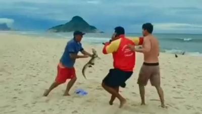 Em briga na Praia da Macumba, homem ameaça outro com um jacaré; veja o vídeo