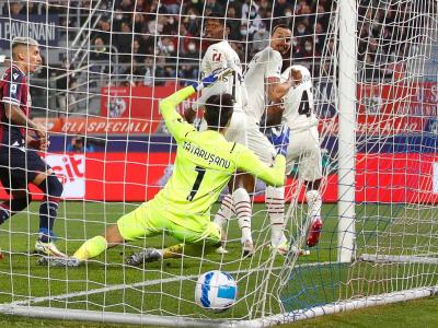Em jogaço com primeiro gol contra da carreira de Ibrahimovic, Milan vence Bologna e dorme líder