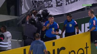 Vídeo: torcedores do Santos jogam baqueta em trio de arbitragem após derrota para o América-MG