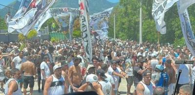 Torcida do Vasco faz festa e carrega jogadores antes de jogo contra Náutico