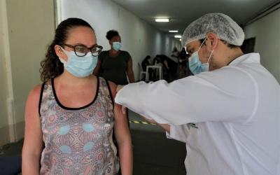Vacina da gripe já chegou a 60,6% do público alvo no Rio