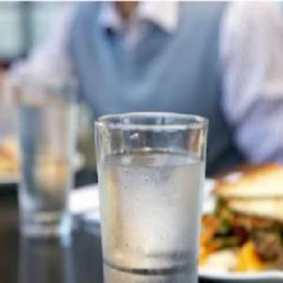  Beber água durante as refeições faz mal ou não?
