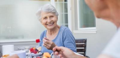Mulheres idosas que comem sozinhas têm maior risco de problemas no coração