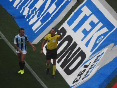 Árbitro relata em súmula tênis atirado em campo e sinalizadores acesos em Corinthians x Grêmio