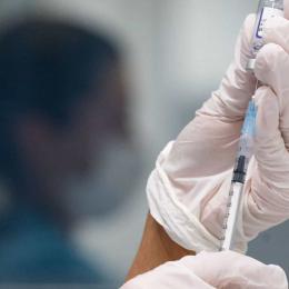 Italiano antivacinas tenta ser imunizado contra Covid-19 num braço falso