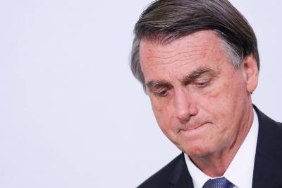 Bolsonaro nega informação privilegiada e diz que gasolina vai baixar após queda internacional