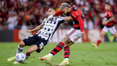 Gabigol cobra João Gomes em campo e leva empurrão de volante do Flamengo