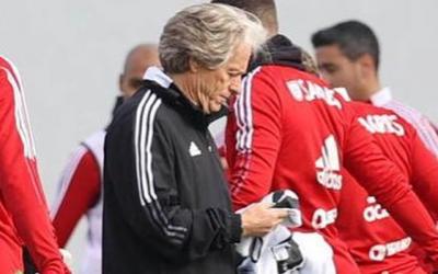 Flamengo breca ações e espera definição do futuro de Jorge Jesus no Benfica