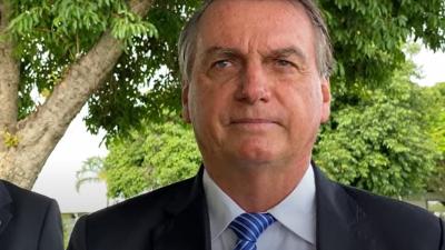 Bolsonaro nega informação privilegiada da Petrobras: 'Precisa bola de cristal?'