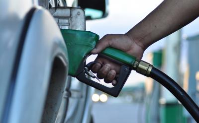 Preço da gasolina está caindo; Veja os valores atualizados nesta semana