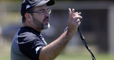 Técnico do Botafogo admite um incômodo no futebol atual: ‘Questão de sair sempre com bola curta no tiro