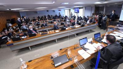 Projeto que muda política de preços da Petrobras avança no Senado
