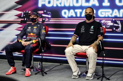 F1 escala Hamilton e Verstappen e Horner e Wolff juntos em coletivas em Abu Dhabi
